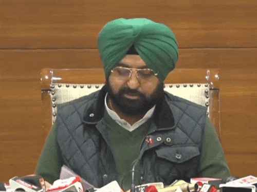 मंत्री हरदीप सिंह मुंडियां प्रेस कांफ्रेंस में कैबिनेट मीटिंग में लिए फैसलों की जानकारी देते हुए।