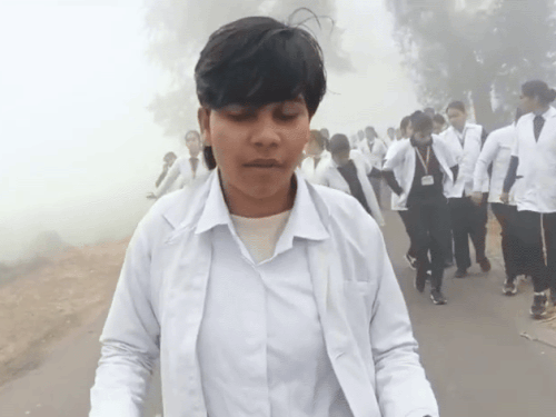 धरनास्थल से भागने के बाद छात्राओं ने रोड पर आकर वीडियो शूट किया, जिसमें पुलिस की कार्रवाई की जानकारी दी गई।