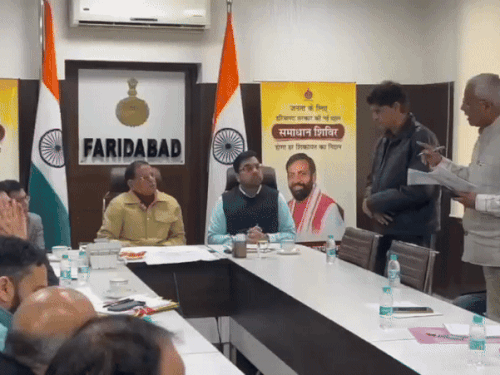 लघु सचिवालय में बैठक लेते हुए मंत्री राजेश नागर