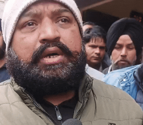 मामले की जानकारी देते दुकान मालिक गुरप्रीत सिंह।