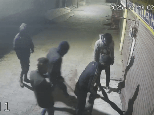 शॉल से जब लॉक नहीं टूटा तो अन्य साथियों ने लोहे की रॉड लगाकर शटर उखाड़ा।