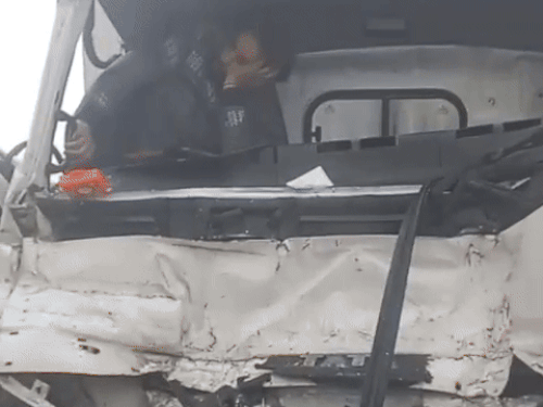 हादसे के बाद कैबिन में फंसा ड्राइवर।