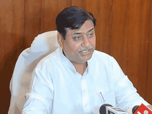 डोटासरा ने कहा- अरावली को बचाने के लिए पूरी तरह से जनमानस के साथ कांग्रेस पार्टी थी। हम सब लोग आंदोलन कर रहे थे। फिलहाल हम दोनों आंदोलनों स्थगित करते हैं।