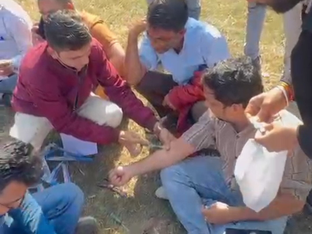 नर्सिंग कर्मचारियों ने मुख्यमंत्री और चिकित्सा मंत्री को खून से 500 पत्र लिखे।