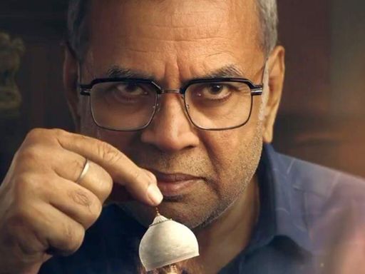 फिल्म में परेश रावल ने विष्णु दास नाम के एक टूर गाइड की मुख्य भूमिका निभाई है।