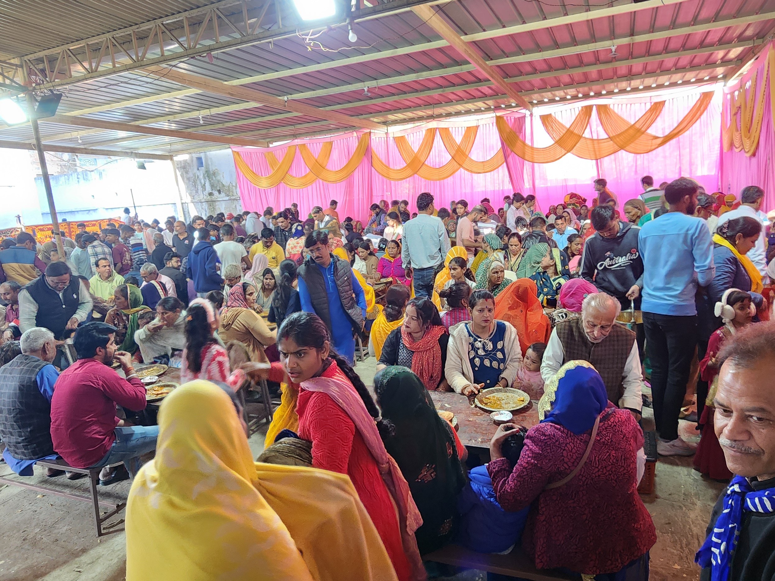 दरबार में विशाल भंडारे का आयोजन किया गया।