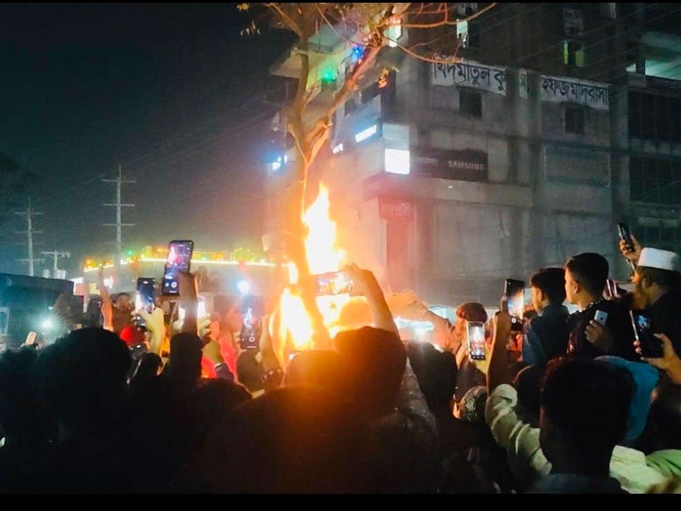 बांग्लादेश में 18 दिसंबर को हिंदू युवक दीपू चंद्र दास को भीड़ ने ईशनिंदा के झूठे आरोप में मार दिया था।