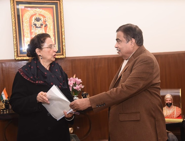 कांग्रेस से सस्पेंड होने के बाद नवजोत कौर ने दिल्ली में परिवहन मंत्री नितिन गडकरी से मुलाकात की थी।