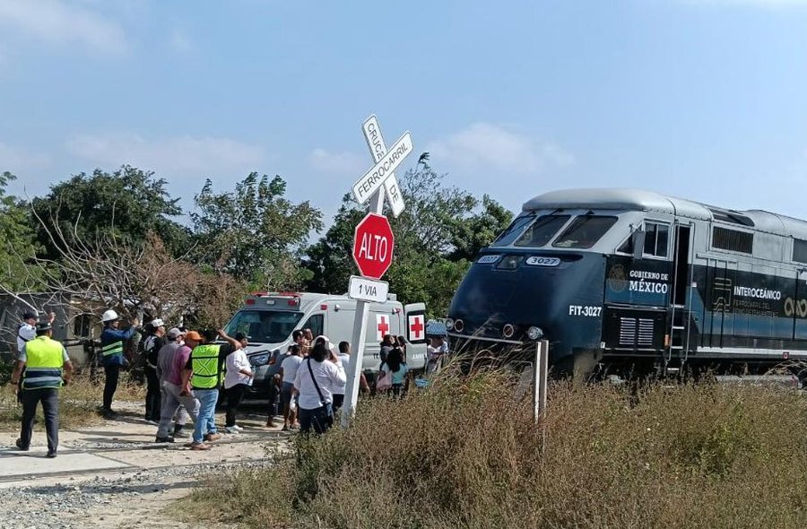 पटरी से उतरने के बाद ट्रेन का इंजन पलट गया