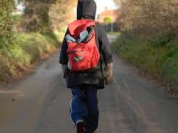 दोस्त ने सिगरेट पीते देखा तो घरवालों से बताने की धमकी दी, डर से नाबालिग हॉस्टल छोड़कर भाग गया। पुलिस ने सीसीटीवी के आधार पर दिल्ली से ढूंढा