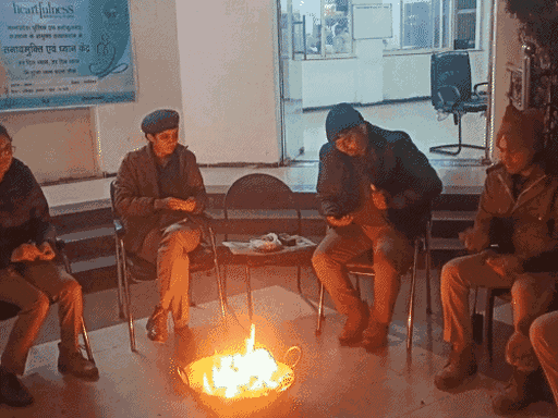 सर्दी में ड्यूटी कर रहे पुलिस जवानों के लिए थाने में अलाव जलाए गए।