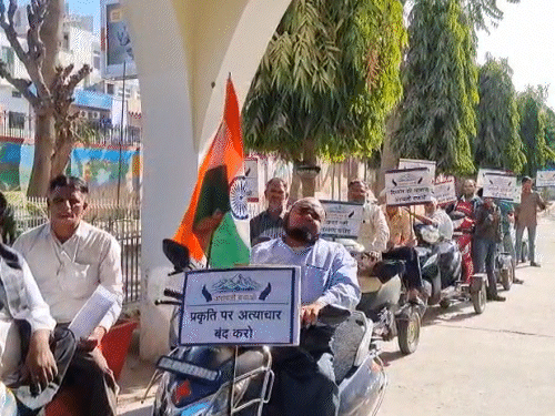 दिव्यांगजन स्कूटी पर तख्तियां लेकर सीकर जिला कलेक्ट्रेट पहुंचे।