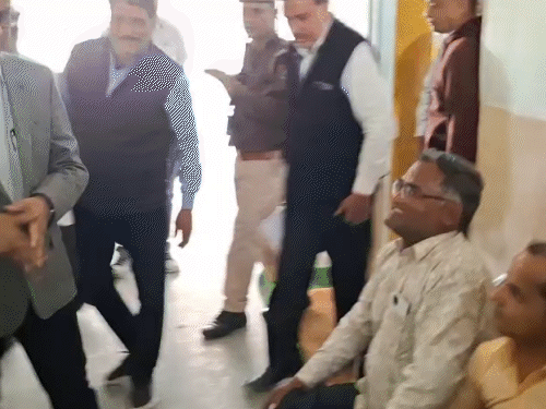 कलेक्टर मुकुल शर्मा तुरंत दफ्तर से बाहर निकलकर ज्ञापन लेने आए और दिव्यांगों से कहा कि ऊपर आने की मुसीबत मत उठाया करो, आप लोगों की समस्याएं सुनने मैं नीचे ही आ जाऊंगा।