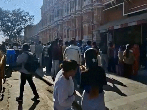 जयपुर में पर्यटक हवामहल के सामने फोटो-वीडियो बनाते दिखे।