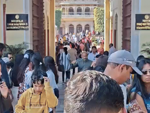 जयपुर के सिटी पैलेस में सोमवार को बड़ी संख्या में टूरिस्ट पहुंचे हैं।