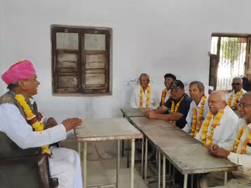 स्नेह मिलन समारोह में 53 साल पहले एक साथ पढ़ने वाले दोस्त एक बार फिर मिले।