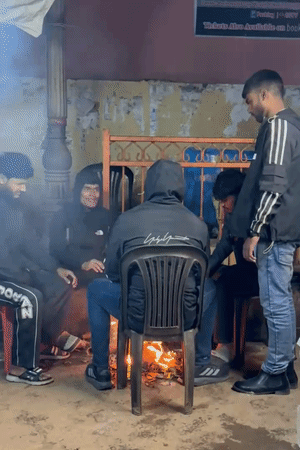 गोरखपुर में ठंड से बचाव के लिए लोग अलाव के पास बैठे दिखे।