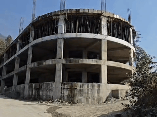 तीन मंजिला इस पार्किंग में एक हजार से ज्यादा गाड़ियां खड़ी कर सकेंगे।