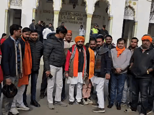 प्रदर्शनकारियों ने कुलपति कार्यालय के बाहर प्रदर्शन किया।