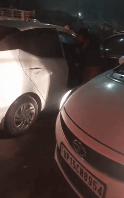 महिला दरोगा ने कार में बैठे कपल के साथ बदतमीजी की। युवक के साथ हाथापाई करते हुए सड़क पर ही हंगामा किया।