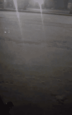 मार खाने के बाद जब लड़की उठी, तो दूसरी लड़की ने उसे फिर से जमीन पर गिरा दिया।