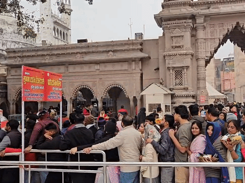 काशी विश्वनाथ मंदिर के बाहर करीब 2 किमी लंबी श्रद्धालुओं की लाइन लगी है।