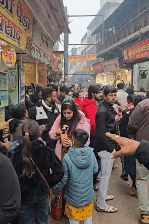 बांके बिहारी मंदिर की गलियों में प्रसाद की दुकान से ज्यादा भीड़ चाट, चाय और लस्सी की दुकानों पर देखी गई।