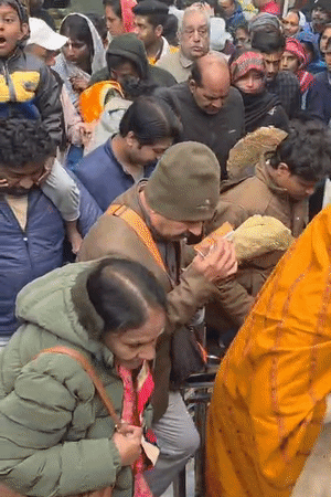 बांके बिहारी मंदिर में श्रद्धालुओं को रोक-रोक कर मंदिर भेजा जा रहा है, जिससे अंदर भीड़ ज्यादा इकट्‌ठा न होने पाए। बच्चों को लोग कंधे पर बैठा कर ले जा रहे हैं।