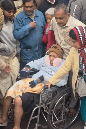 बांके बिहारी मंदिर में एक परिवार बुजुर्ग को लेकर पहुंचा। पुलिस ने दर्शन कराने में बुजुर्ग की मदद की।