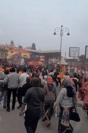 अयोध्या में राम मंदिर की ओर जाने वाली सड़क पर श्रद्धालुओं की काफी भीड़ है।