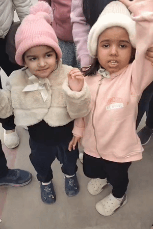 अयोध्या में रामलला का दर्शन करने के लिए परिवार के साथ पहुंचे बच्चों ने जय श्रीराम के जयकारे लगाए।