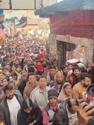 राधारानी की नगरी बरसाना की गलियां और मंदिर जाने वाले रास्ते श्रद्धालुओं से भरे नजर आए।