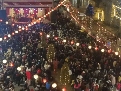 मनाली के मॉल रोड पर डीजे पर थिरकते हुए टूरिस्ट।