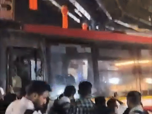 हादसे के समय स्टेशन रोड पर काफी भीड़ थी, जिससे कई लोग बस की चपेट में आ गए।