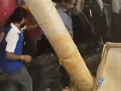 घटनास्थल पर लोगों के शव पड़े दिखाई दिए। वे खंभे और बैनर-पोस्टर से दब गए थे।