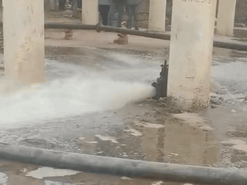 गंदे पानी की सप्लाई को लेकर कनिष्ठ अभियंता ने वीडियो शेयर कर बताया कि टंकी की सफाई की गई है। मगर उसके बाद भी लोगों ने गंदा पानी आने की शिकायत की।