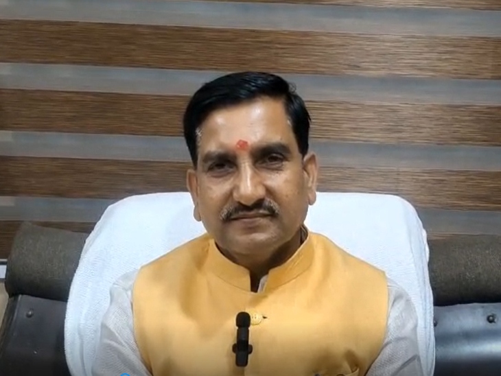 केंद्रीय राज्यमंत्री तोखन साहू ने कहा- ईश्वर की कृपा से वाहन में सवार सभी लोग सुरक्षित।