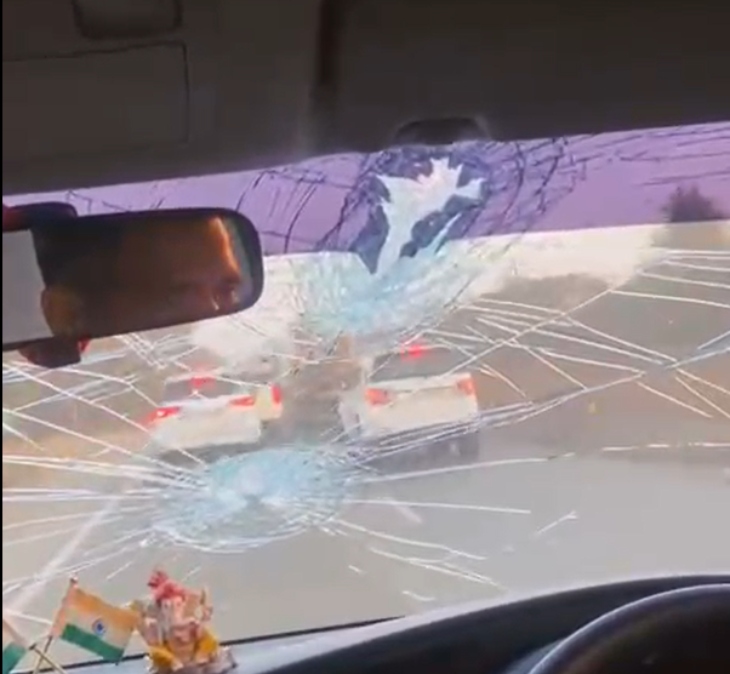कार के सामने लोहे की रॉड की टक्कर के बाद शीशा टूट गया।