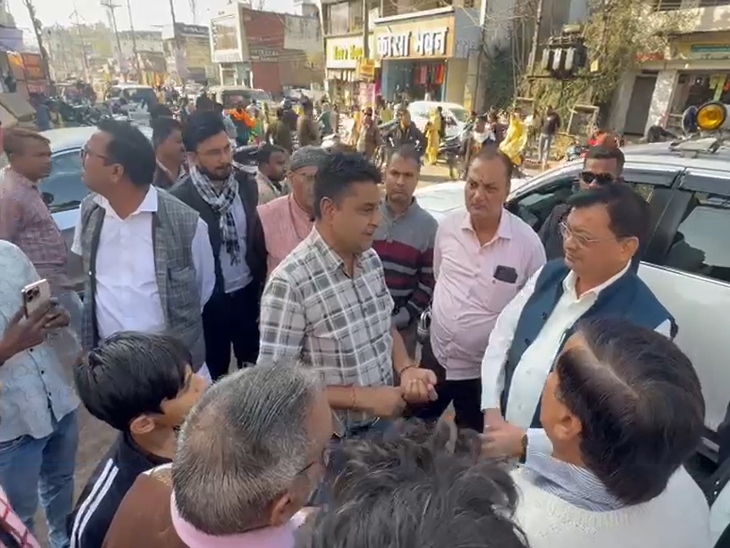 आग की घटना के बाद कैबिनेट मंत्री लखन लाल देवांगन मौके पर पहुंचे