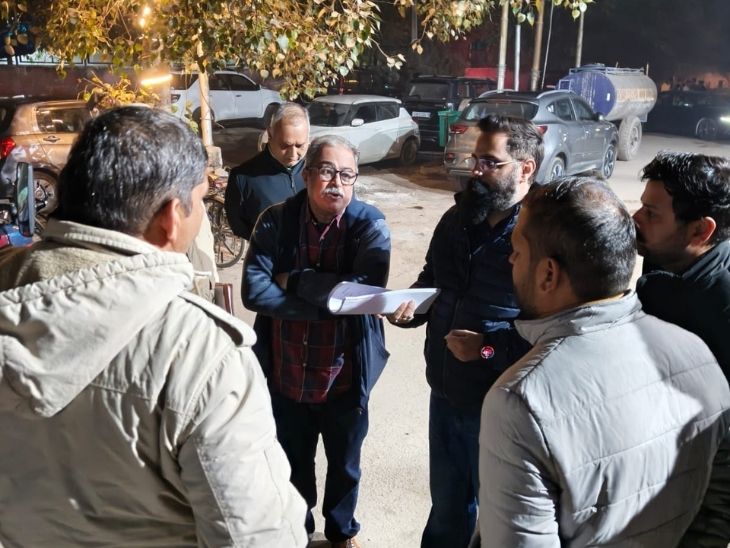 सूचना के बाद मौके पर पहुंच पुलिस जांच करती हुई।