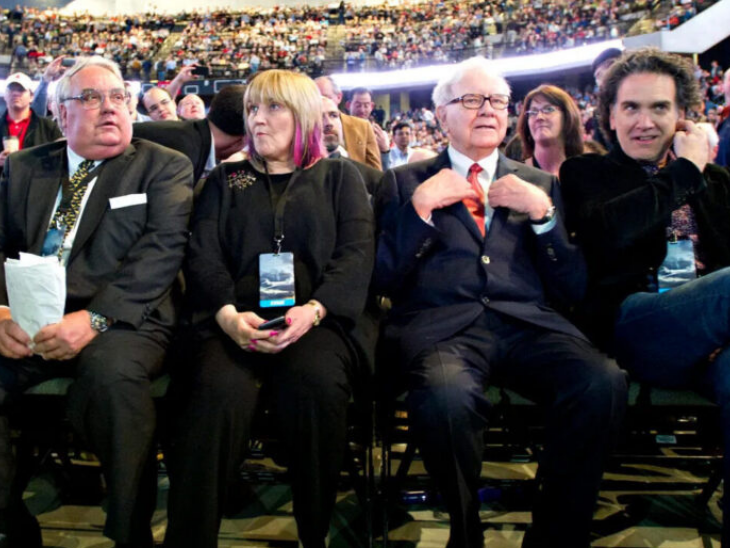 बर्कशायर हैथवे की एक मीटिंग के दौरान वॉरेन बफेट अपने बच्चों के साथ। सबसे बाएं हॉवर्ड, सुसैन और सबसे दाएं पीटर।