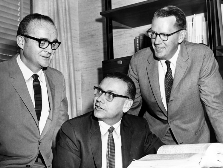 बफेट एसोसिएट्स लिमिटेड के अहम किरदार बिल स्कॉट, वॉरेन बफेट (बीच में) और जॉन हार्डिंग।