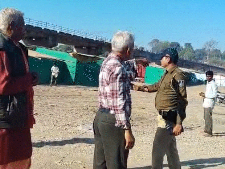 युवक को दुकान और दोबारा घाट पर नहीं दिखने की धमकी दी।