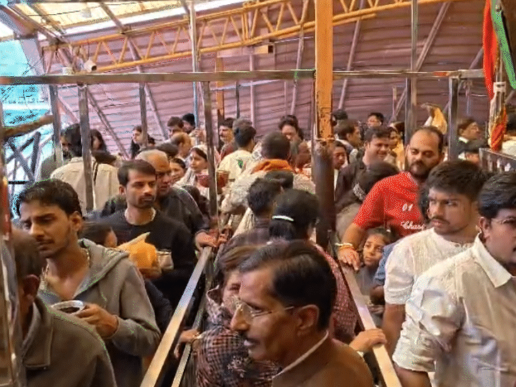 नए साल से पहले ओंकारेश्वर ज्योतिर्लिंग मंदिर में भक्तों की भारी भीड़ है।