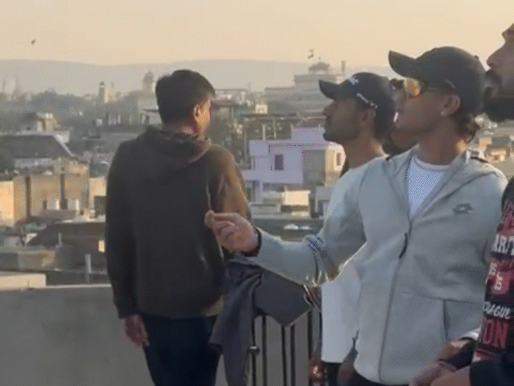 ब्रह्मपुरी इलाके में एक घर की छत पर पतंगबाजी करते हुए अभिषेक शर्मा।