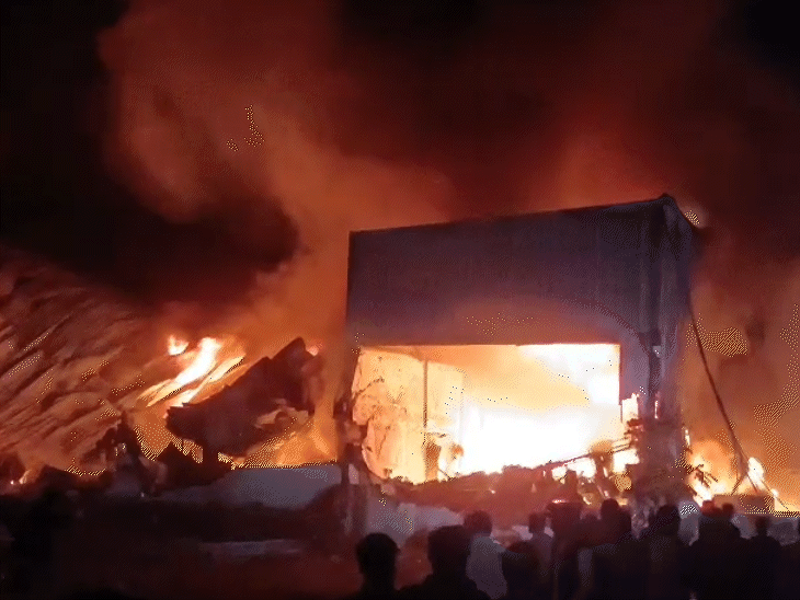 वर्कशॉप की दीवार तोड़कर फायर ब्रिगेड की टीम आग बुझाने में जुटी।