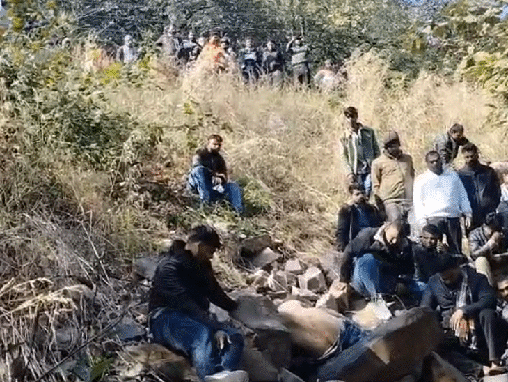 हिस्ट्रीशीटर का शव सोमवार सुबह सीहोर जिले के शाहगंज स्थित बहोटा घाट के जंगल में अर्ध नग्न अवस्था में मिला।