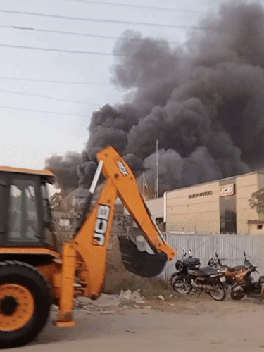 आग लगते ही कर्मचारियों ने अधिकांश जेसीबी को बाहर निकाल लिया।
