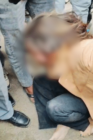 पत्नी ने सड़क पर प्रेमिका के बाल पकड़कर उसे जमीन पर गिरा दिया और पीटने लगी।