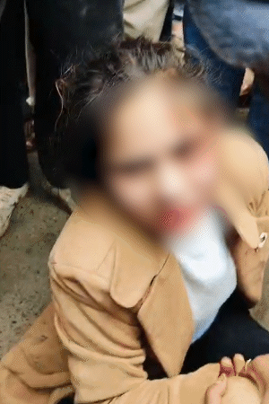 पत्नी ने प्रेमिका की इतनी बेरहमी से पिटाई की कि उसके मुंह से खून बहने लगा।